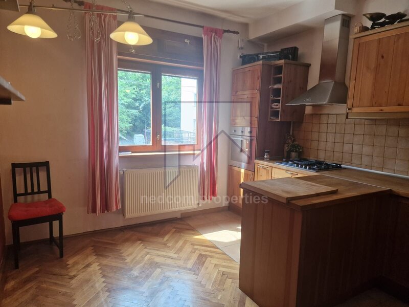 Teiul Doamnei, vanzare apartament 3 camere (E1+M) in vila (S+P+E1+M).