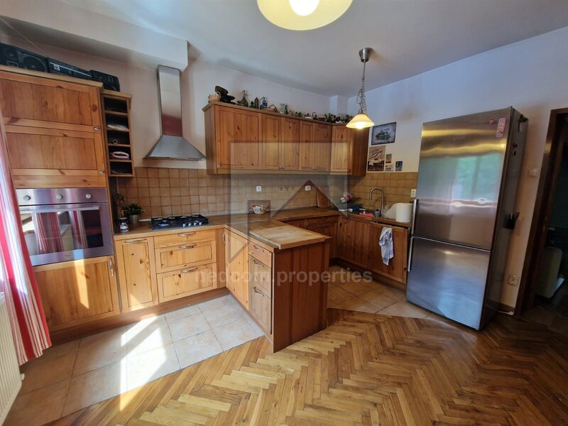 Teiul Doamnei, vanzare apartament 3 camere (E1+M) in vila (S+P+E1+M).