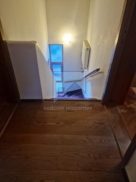 Teiul Doamnei, vanzare apartament 3 camere (E1+M) in vila (S+P+E1+M).