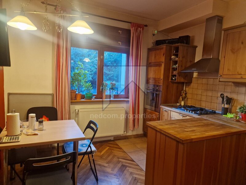 Teiul Doamnei, vanzare apartament 3 camere (E1+M) in vila (S+P+E1+M).
